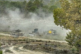 Vehículos señalizando el pasillo a un carro de combate 