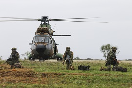 Los paracaidistas ocupan sus posiciones tras desembarcar del un «Cougar»