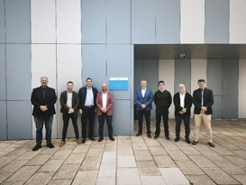 Foto de grupo a la entrada de las instalaciones.