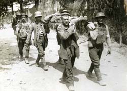 Prisioneros alemanes ayudando a trasladar a un herido en el rente inglés en Francia, 1914-18
