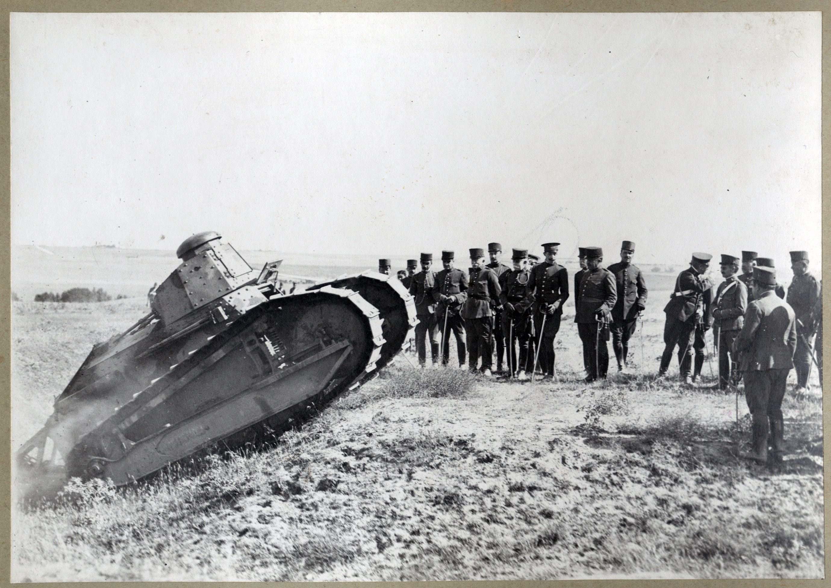 Alfonso XIII observando maniobra de carro de combate FT17