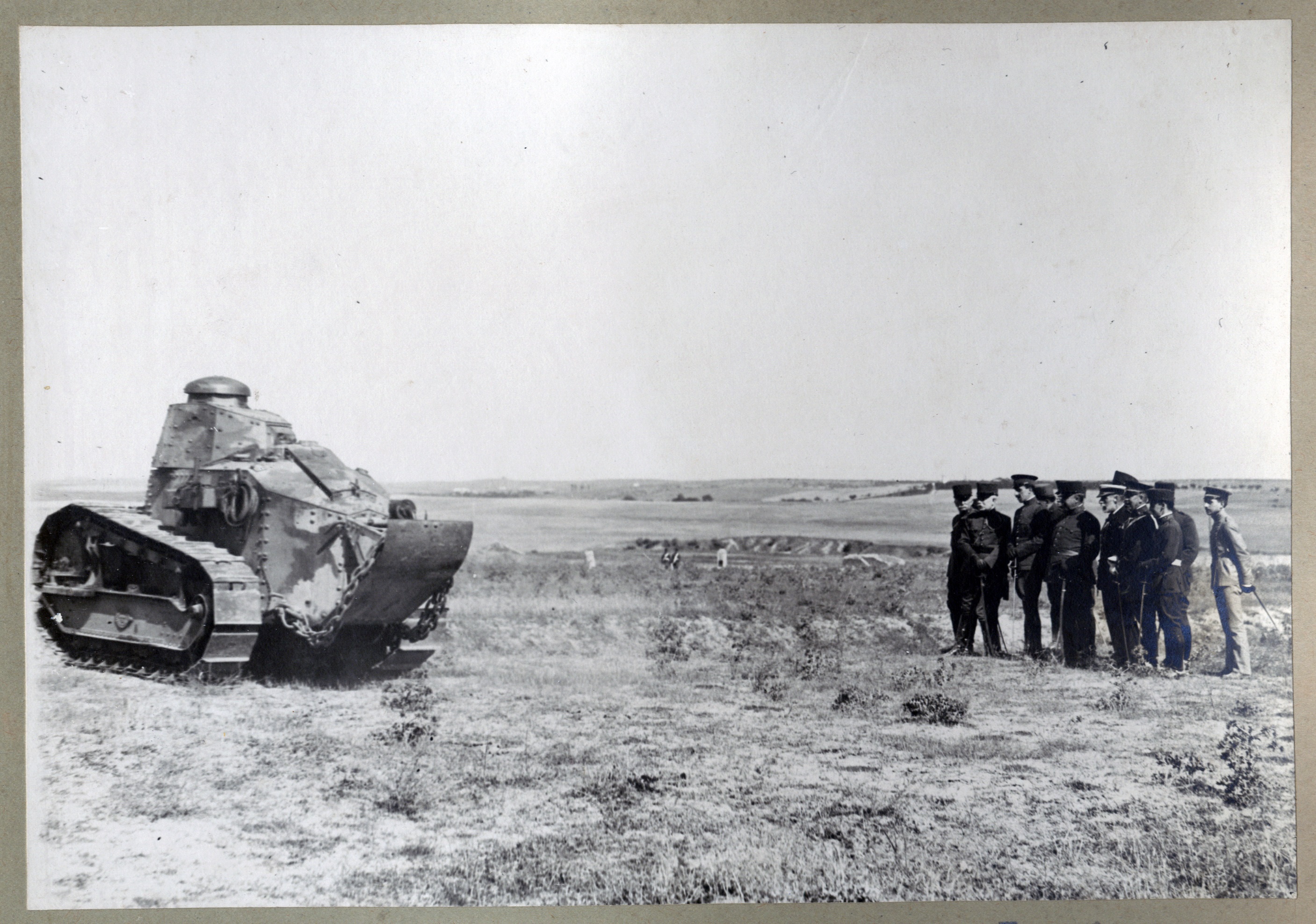 Alfonso XIII y su E.M. observando la maniobra de un carro de combate Renault FT-17. 1920