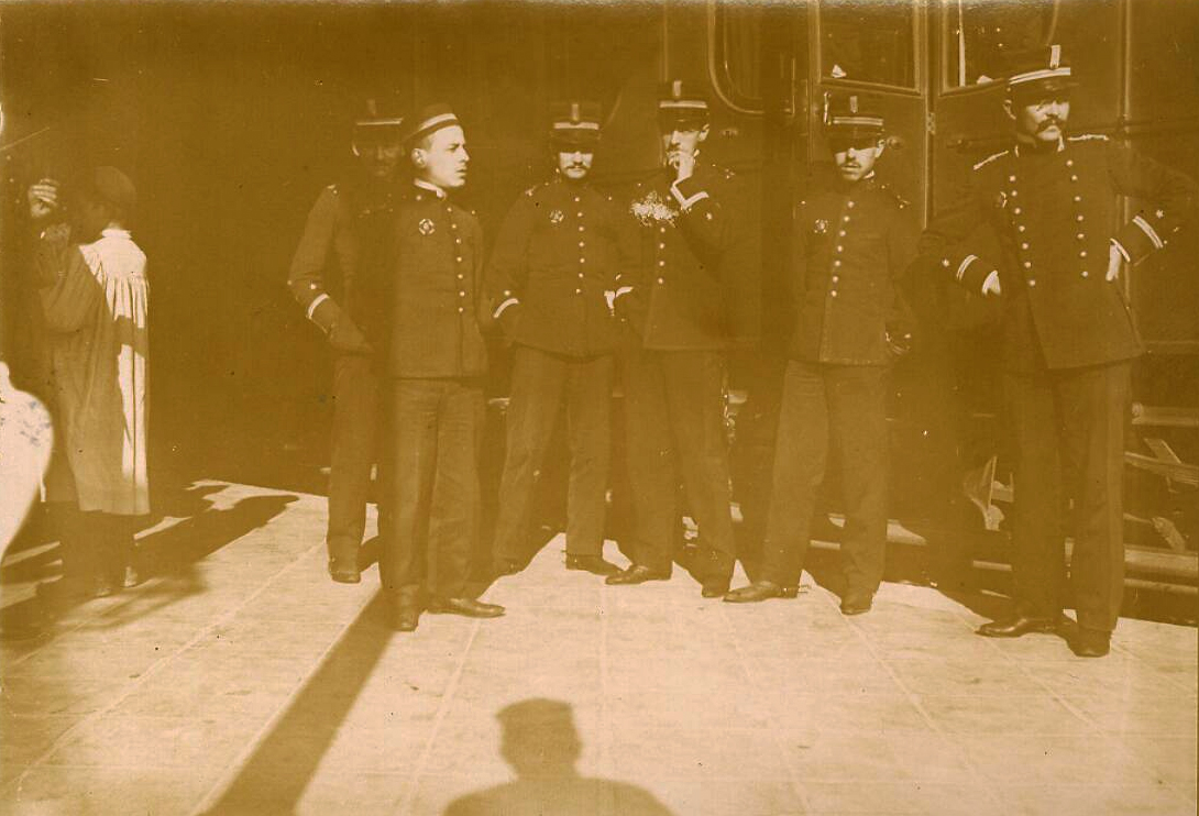 Oficiales junto a un vagón. 1900
