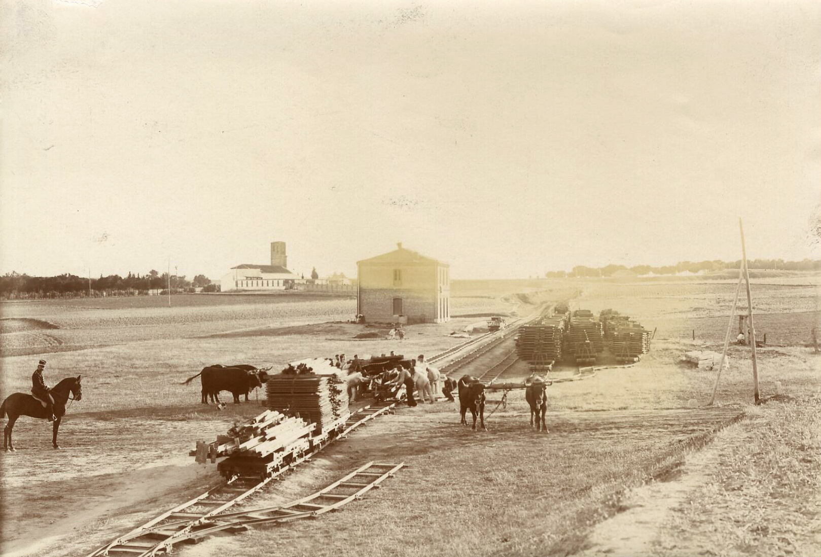 Ingenieros construyendo vías férreas. 1900