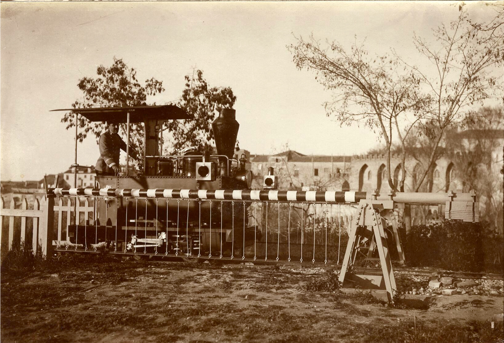 Locomotora. 1900