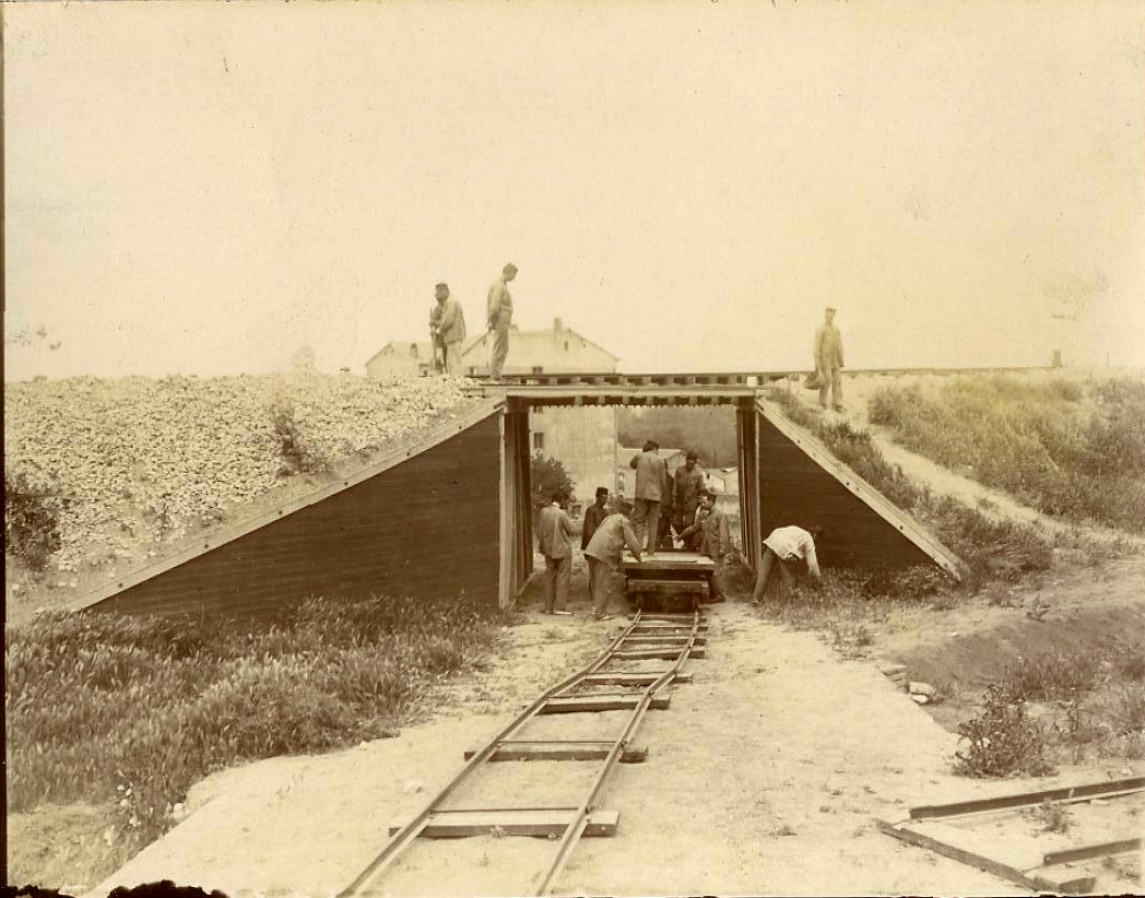 Ingenieros construyendo vías férreas. 1900