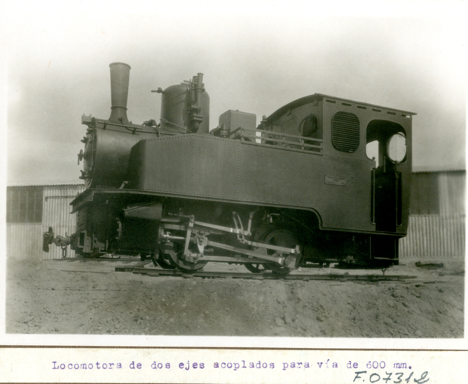 Locomotora de dos ejes acoplados para vía de 600 mm. Demostración experimental por el cuerpo de ingenieros con la presencia de Alfonso XIII. 1922-1923, Madrid
