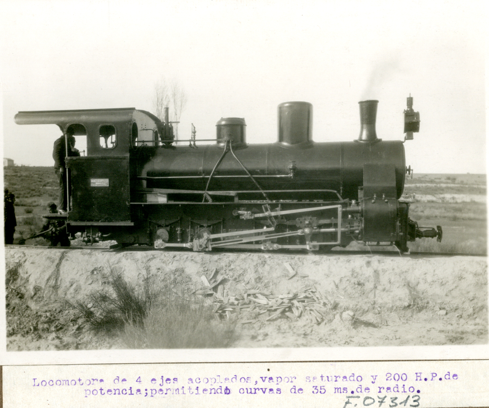 Locomotora de cuatro ejes acoplados. Demostración experimental por el cuerpo de ingenieros con la presencia de Alfonso XIII. 1922-1923, Madrid