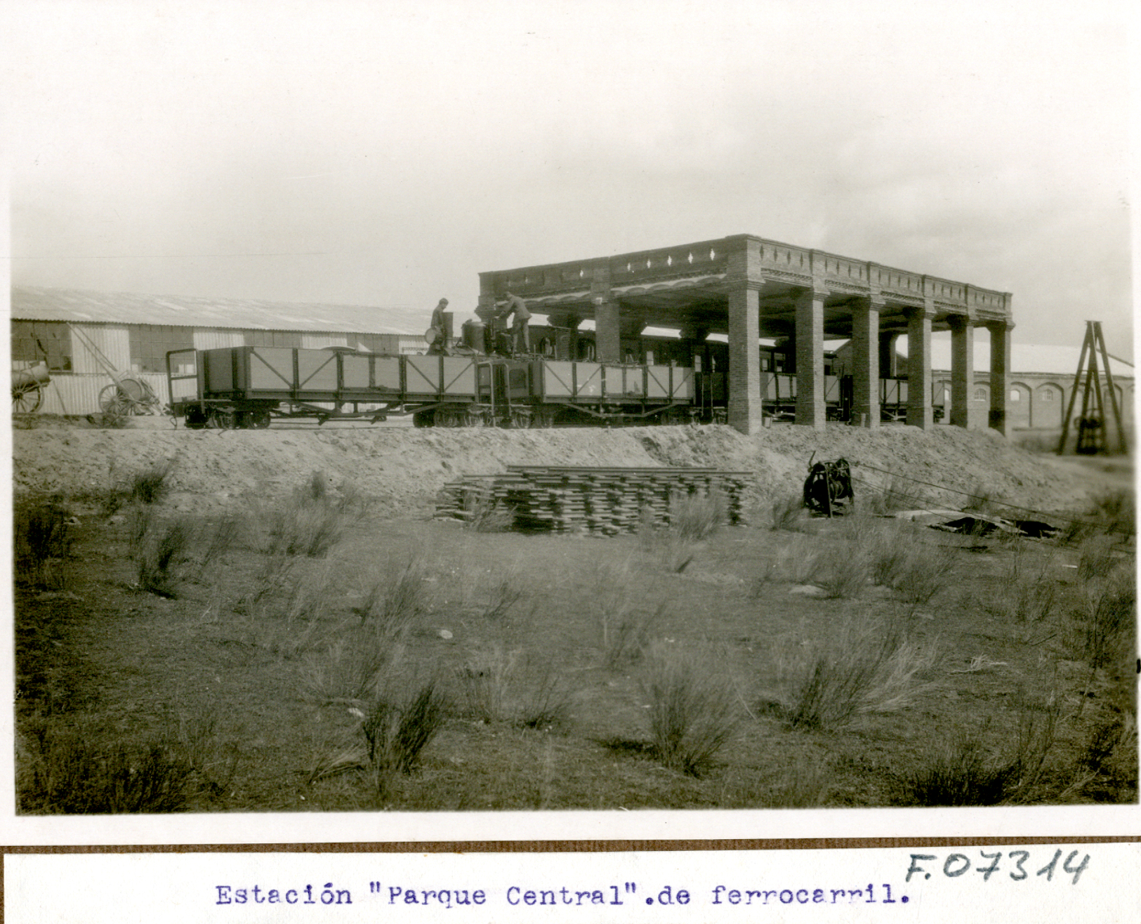 Estación parque central de ferrocarril. Demostración experimental por el cuerpo de ingenieros con la presencia de Alfonso XIII. 1922-1923, Madrid