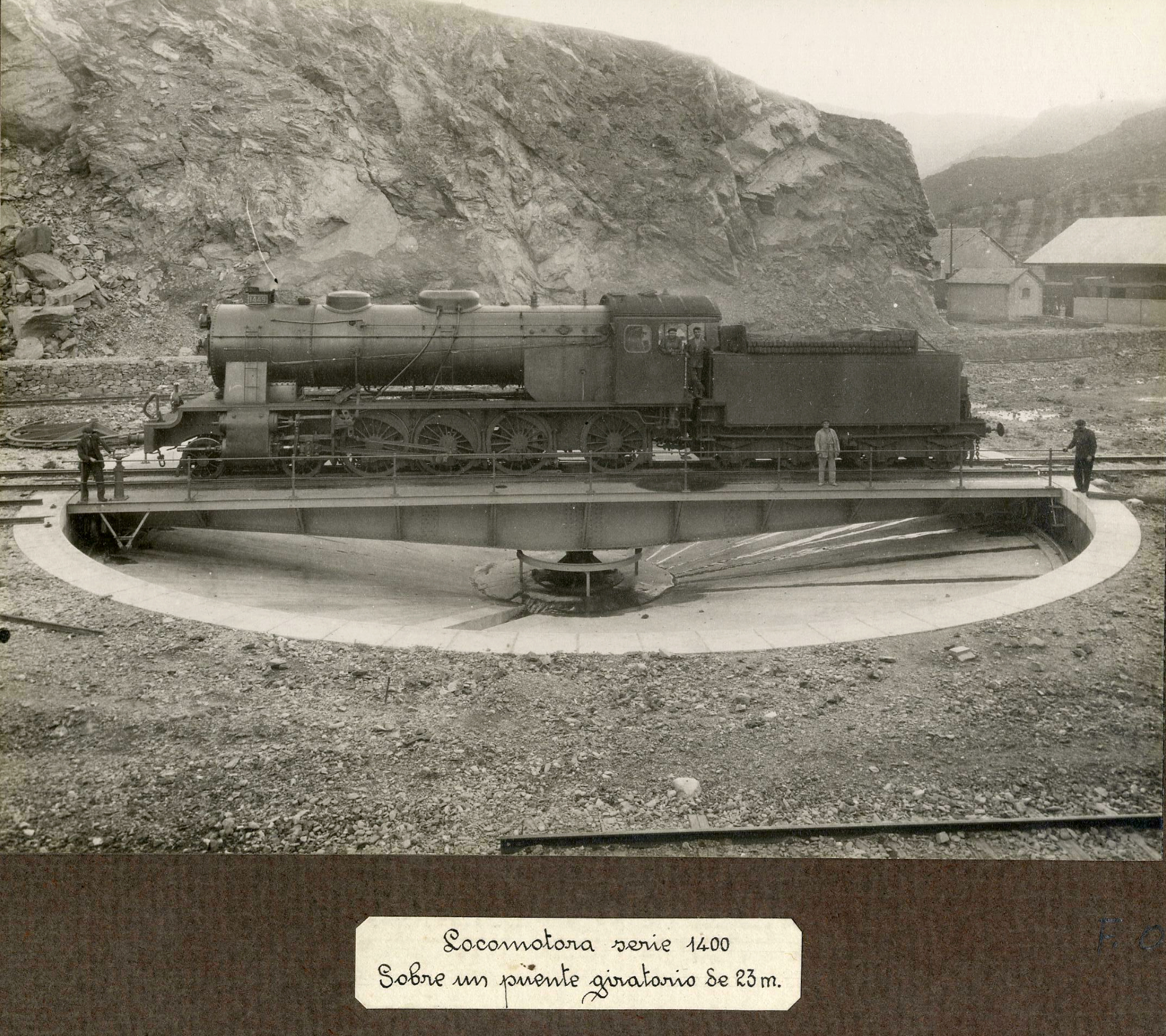 Locomotora serie 1400 sobre puente giratorio de 23 m. 1900