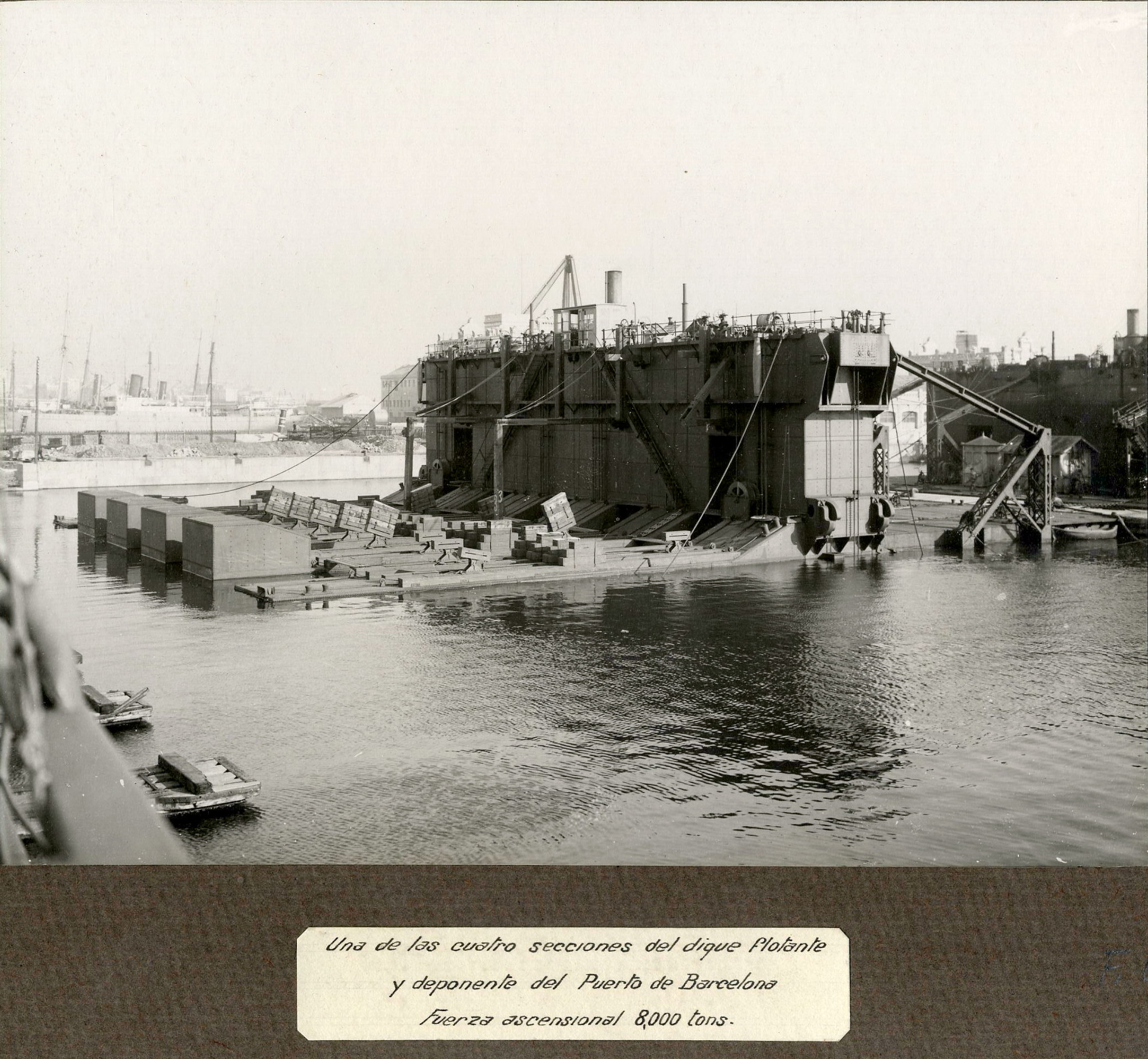 Una de las cuatro secciones del dique flotante y deponente del puerto de Barcelona. Barcelona. 1900
