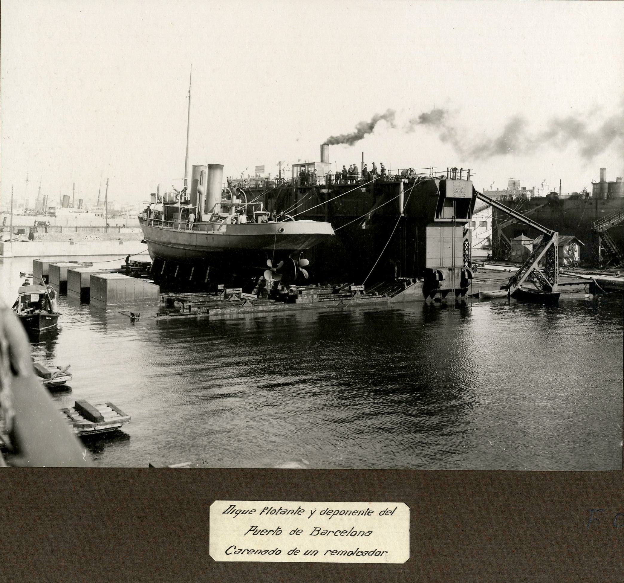 Dique flotante y deponente del puerto de Barcelona, carenado de un remolcador. 1900