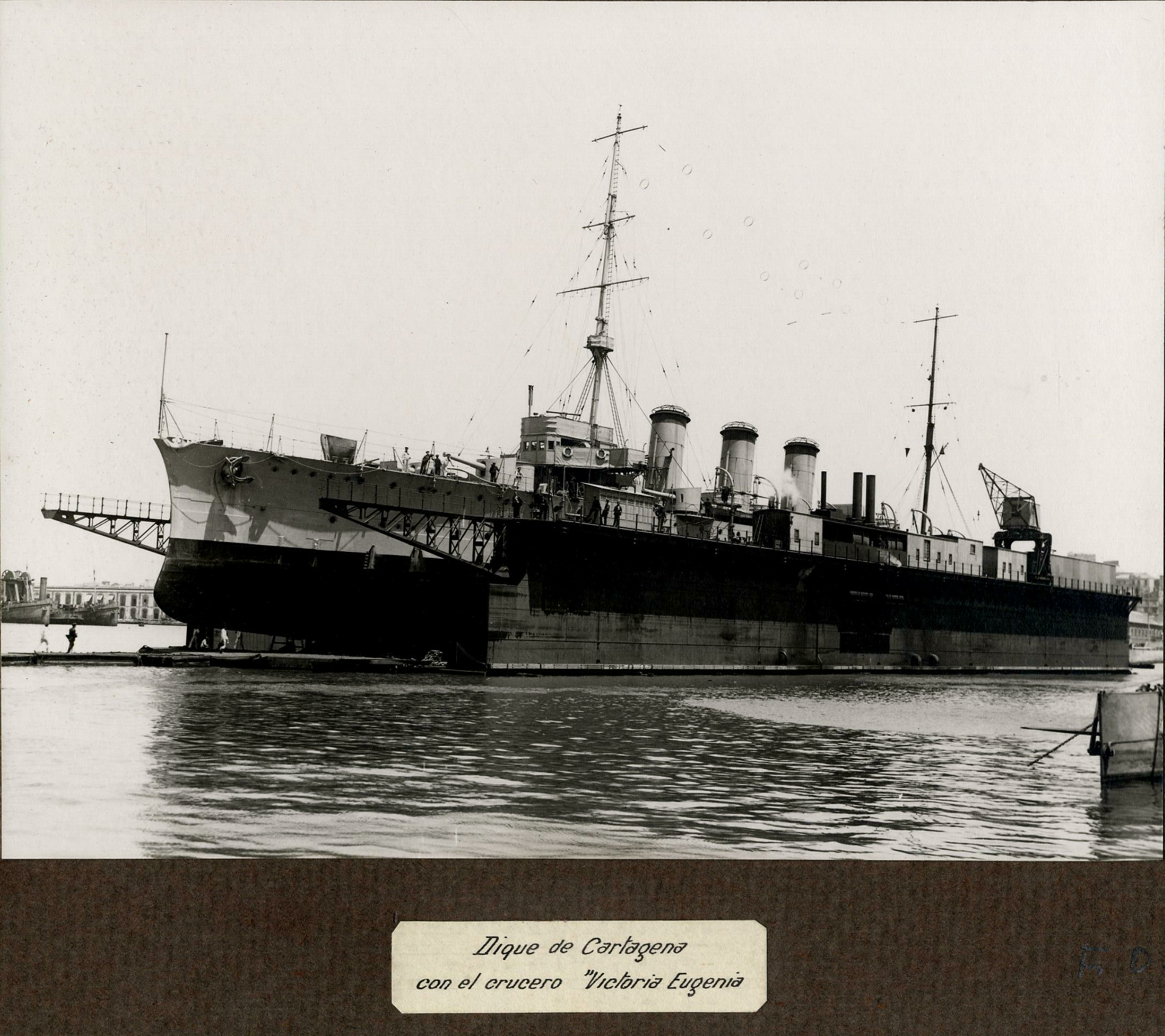 Dique de Cartagena, con el crucero “Victoria Eugenia”. 1900