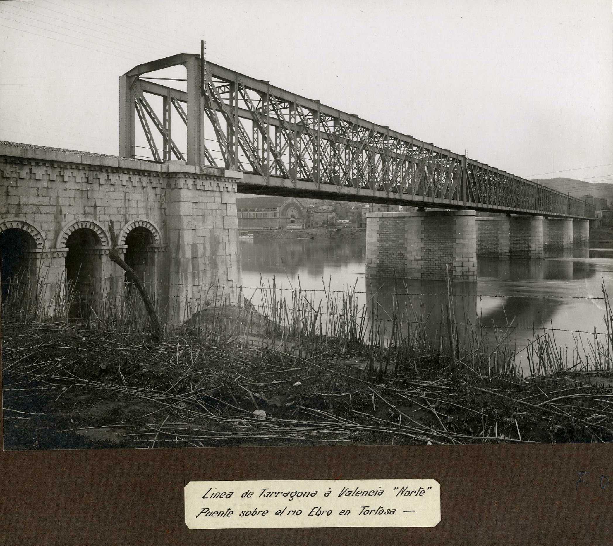 Línea de Tarragona a Valencia norte, puente sobre el río Ebro en Tortosa. 1900
