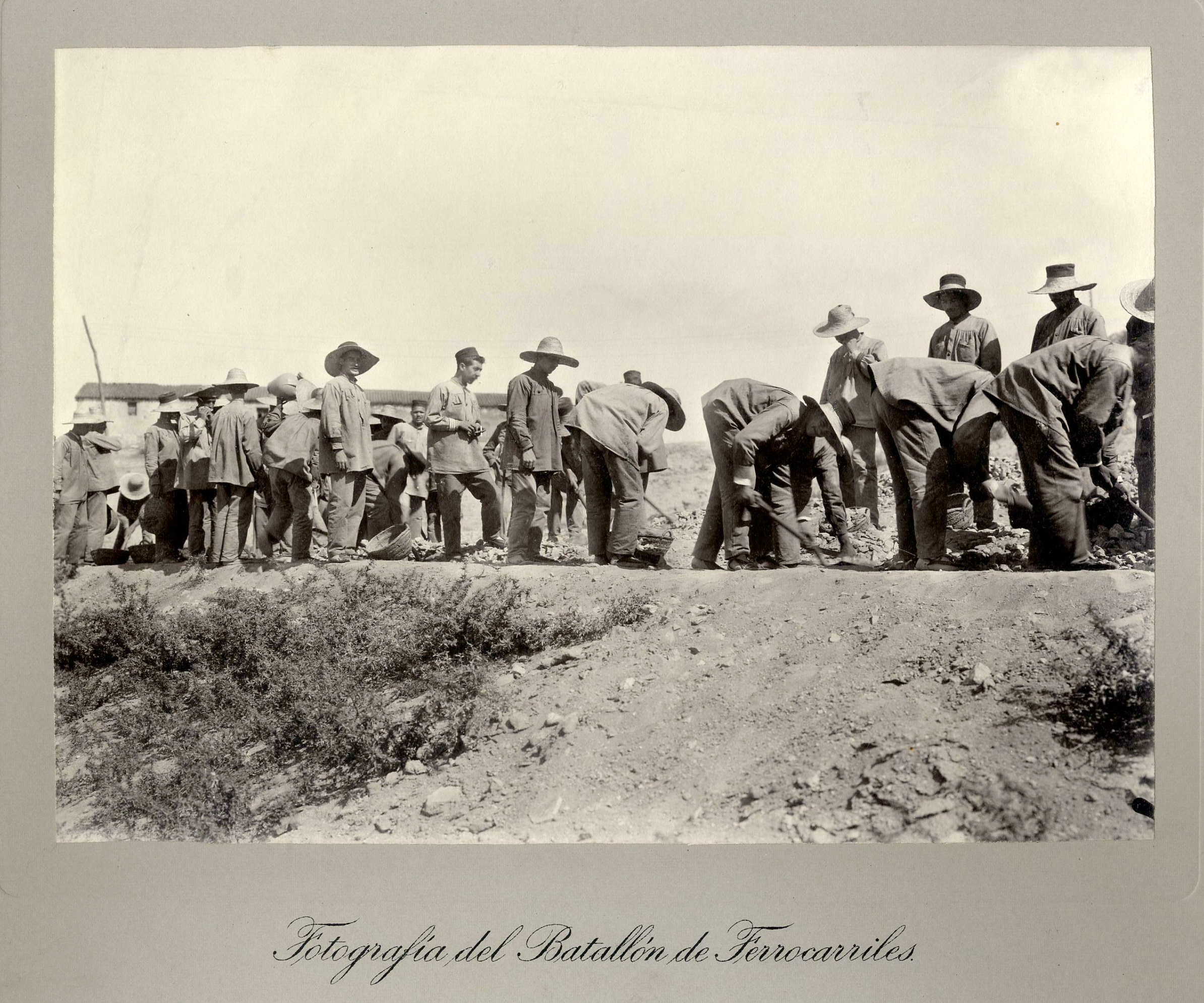 Haciendo el camino para colocar vías. Escuela práctica del batallón de ferrocarriles. 1902