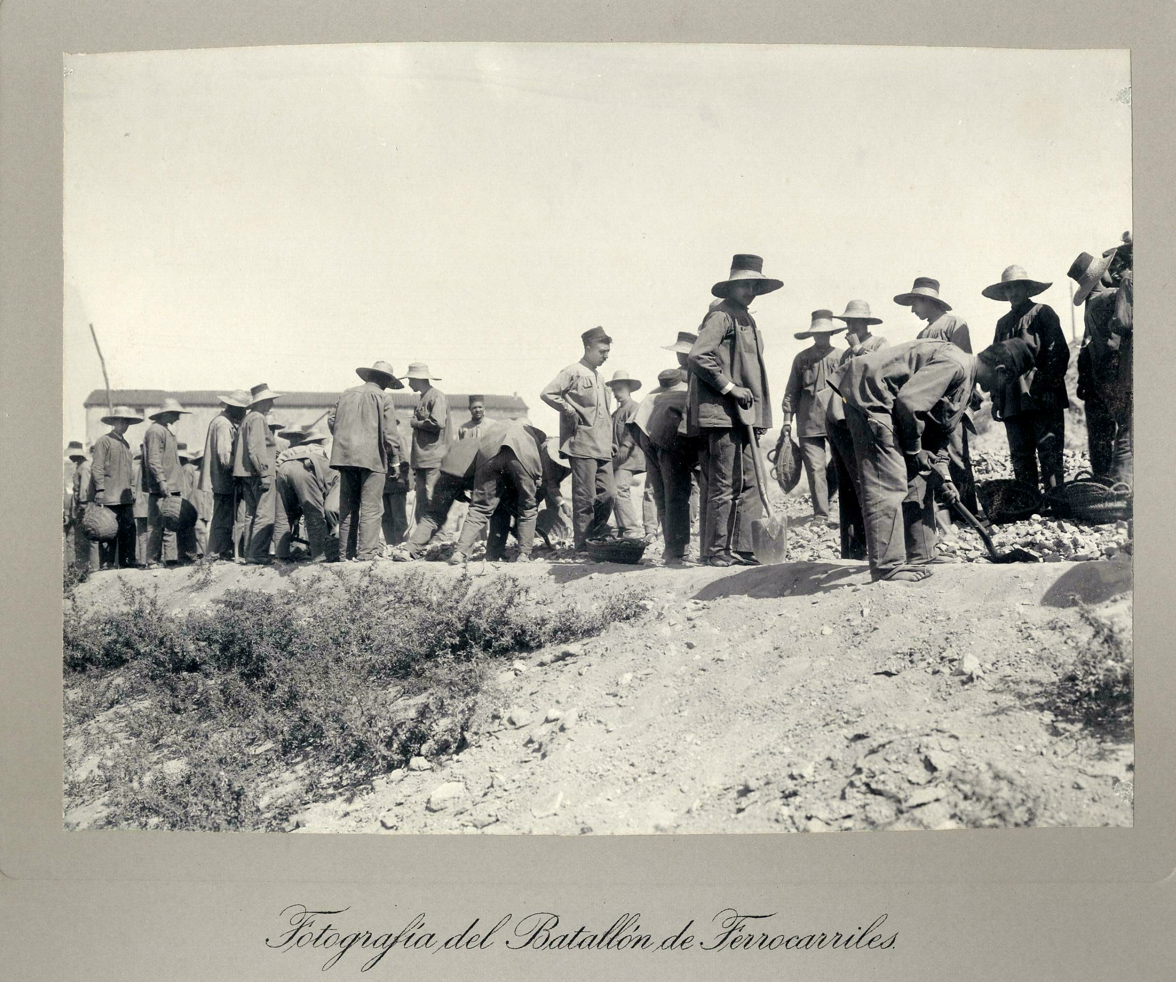 Haciendo el camino para colocar vías. Escuela práctica del batallón de ferrocarriles. 1902
