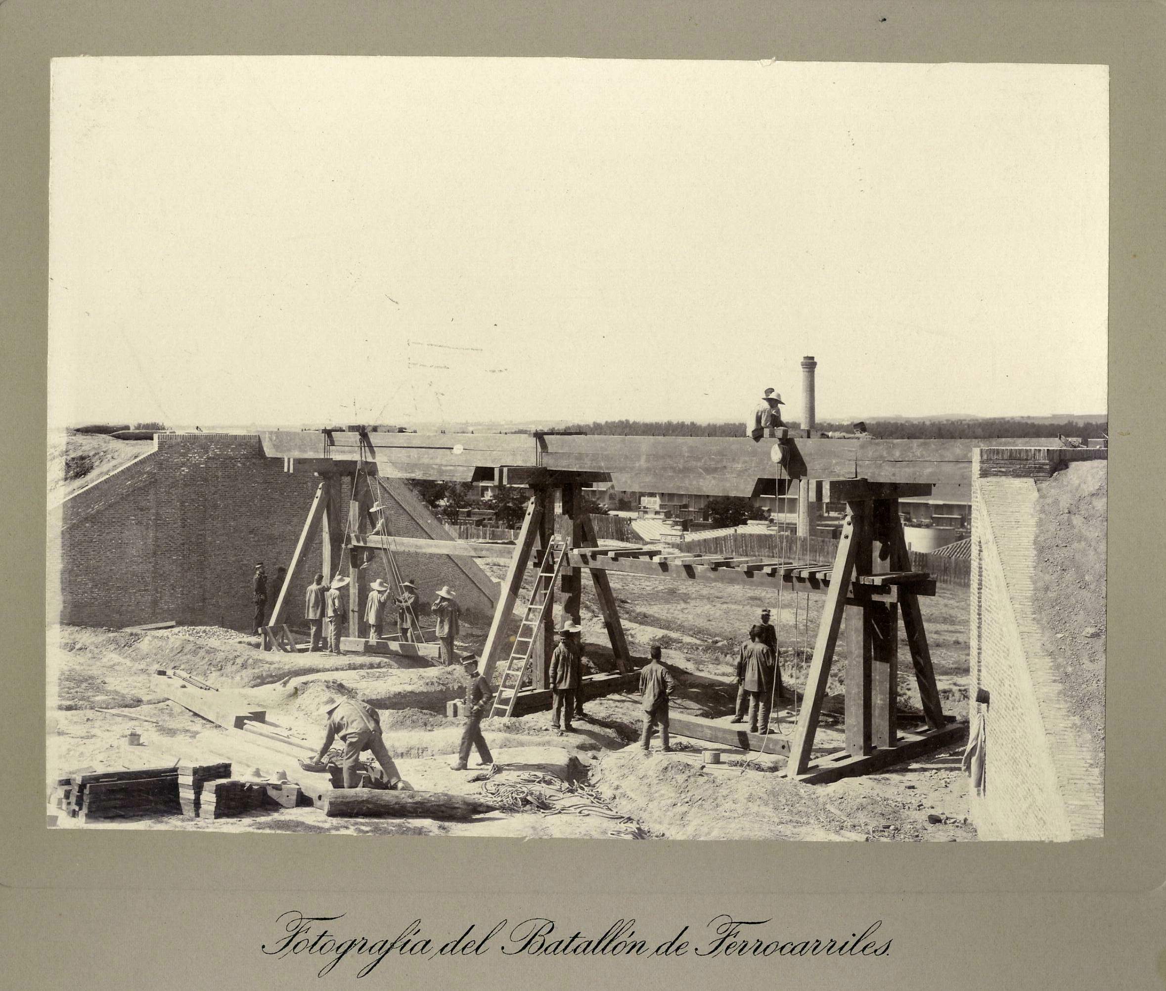 Construcción de un puente para paso del ferrocarril. Escuela práctica del batallón de ferrocarriles. 1902