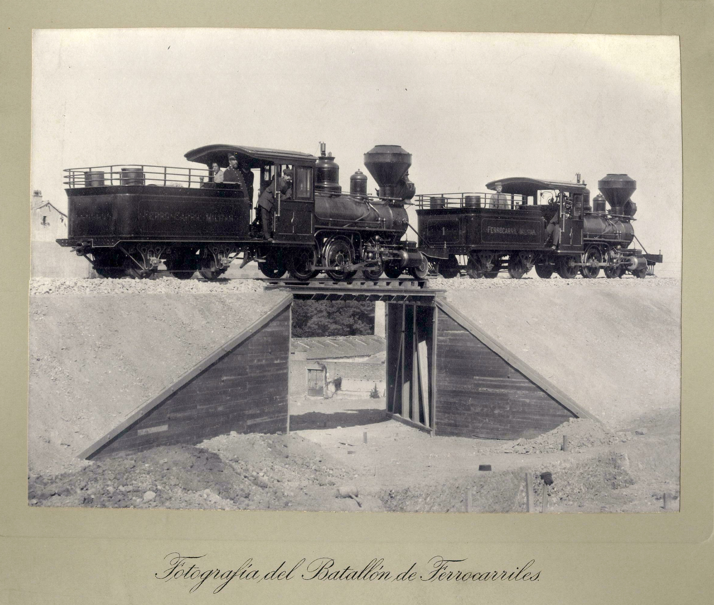 Dos locomotoras sobre un puente. Escuela práctica del batallón de ferrocarriles. 1902