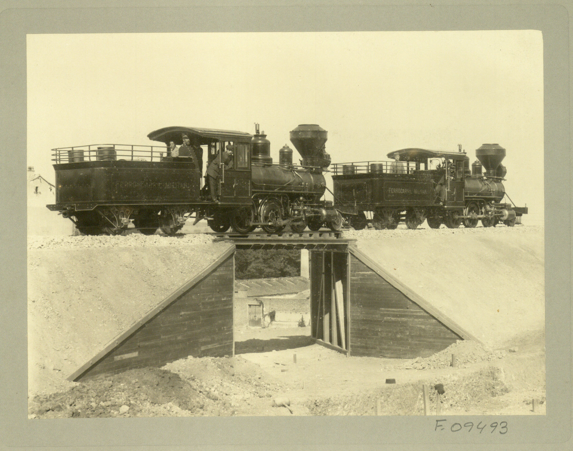 Prueba de resistencia de un puente con dos locomotores sobre él por la Escuela práctica del batallón de ferrocarriles. 1901