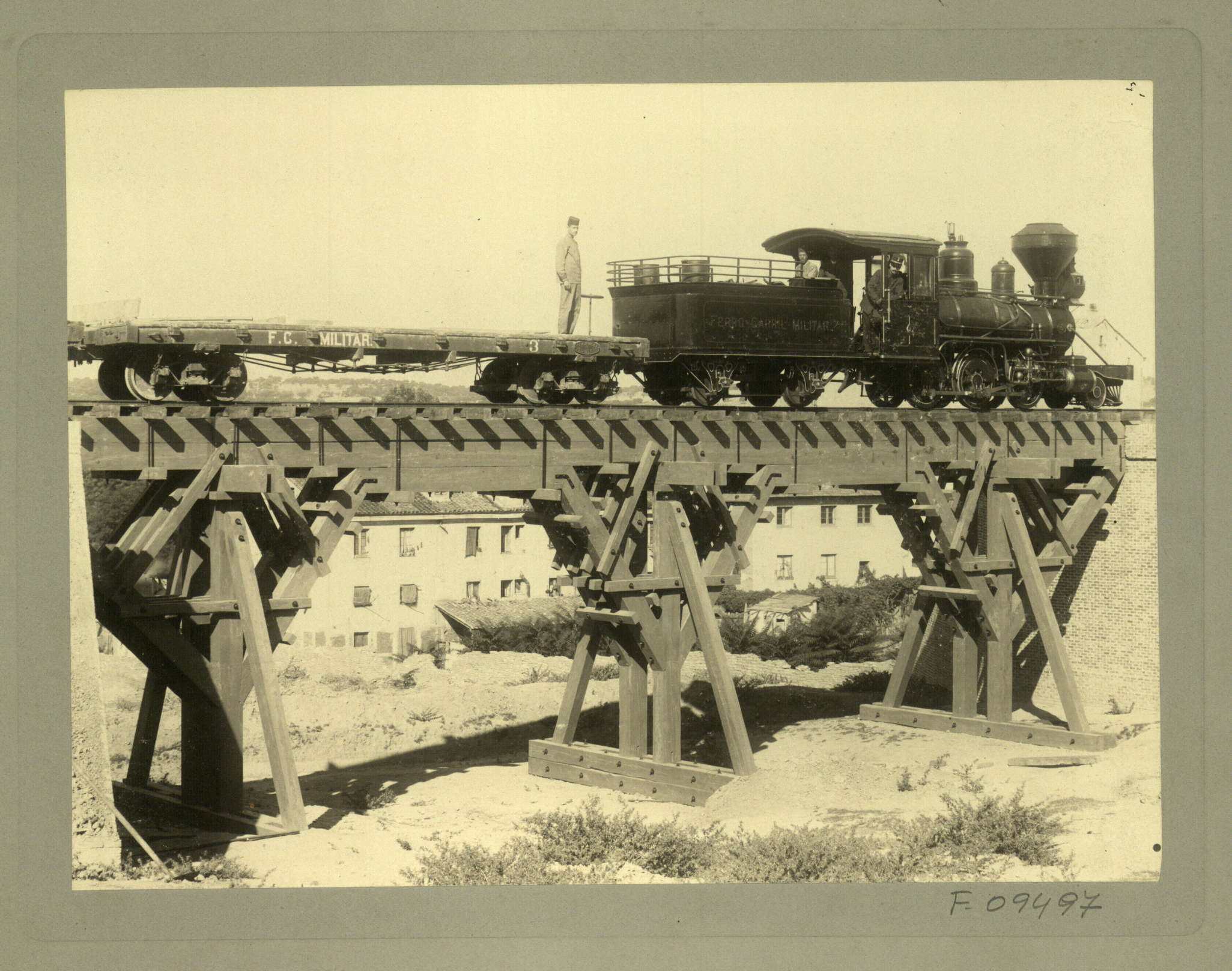 Prueba de resistencia de un puente con una locomotora con vagón por la Escuela práctica del batallón de ferrocarriles. 1901
