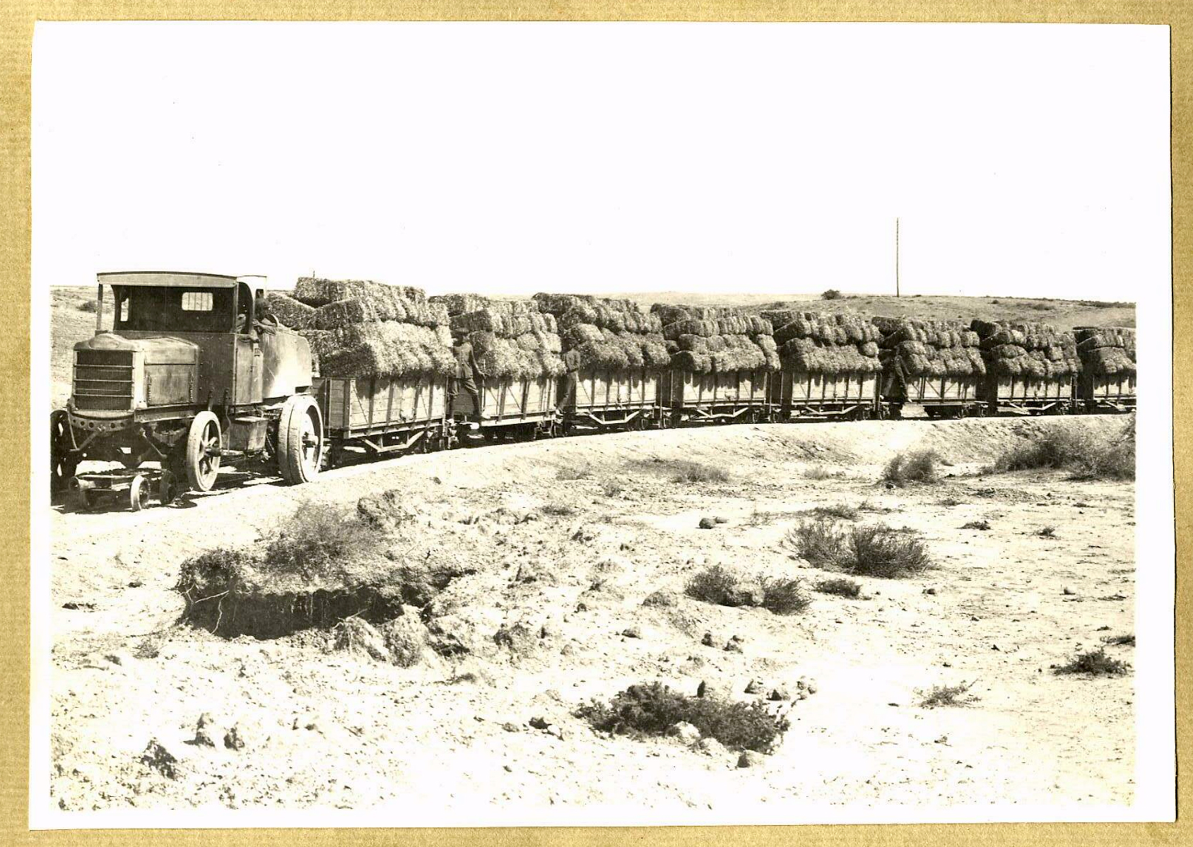 Adaptación de la cabina de camión para máquina de tren con vagones cargados de heno