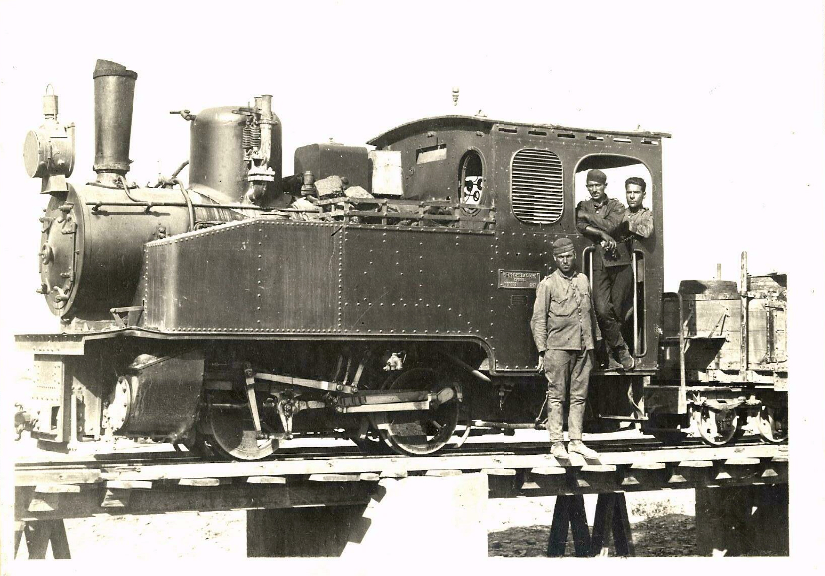 Locomotora con tres operarios. 1910