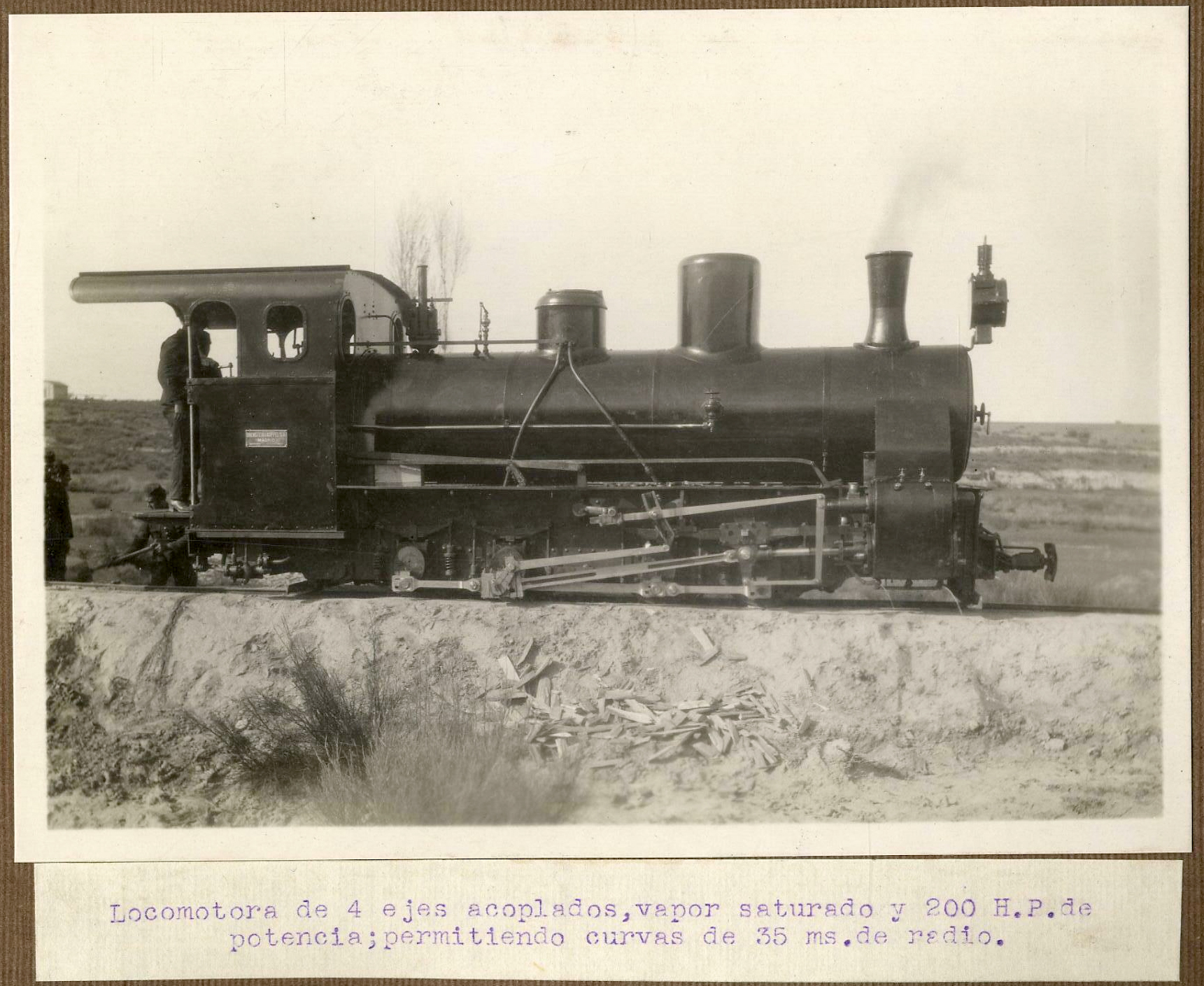 Locomotora de cuatro ejes acoplados, vapor saturado,  demostración experimental de los ingenieros del ejército, 1922-1923