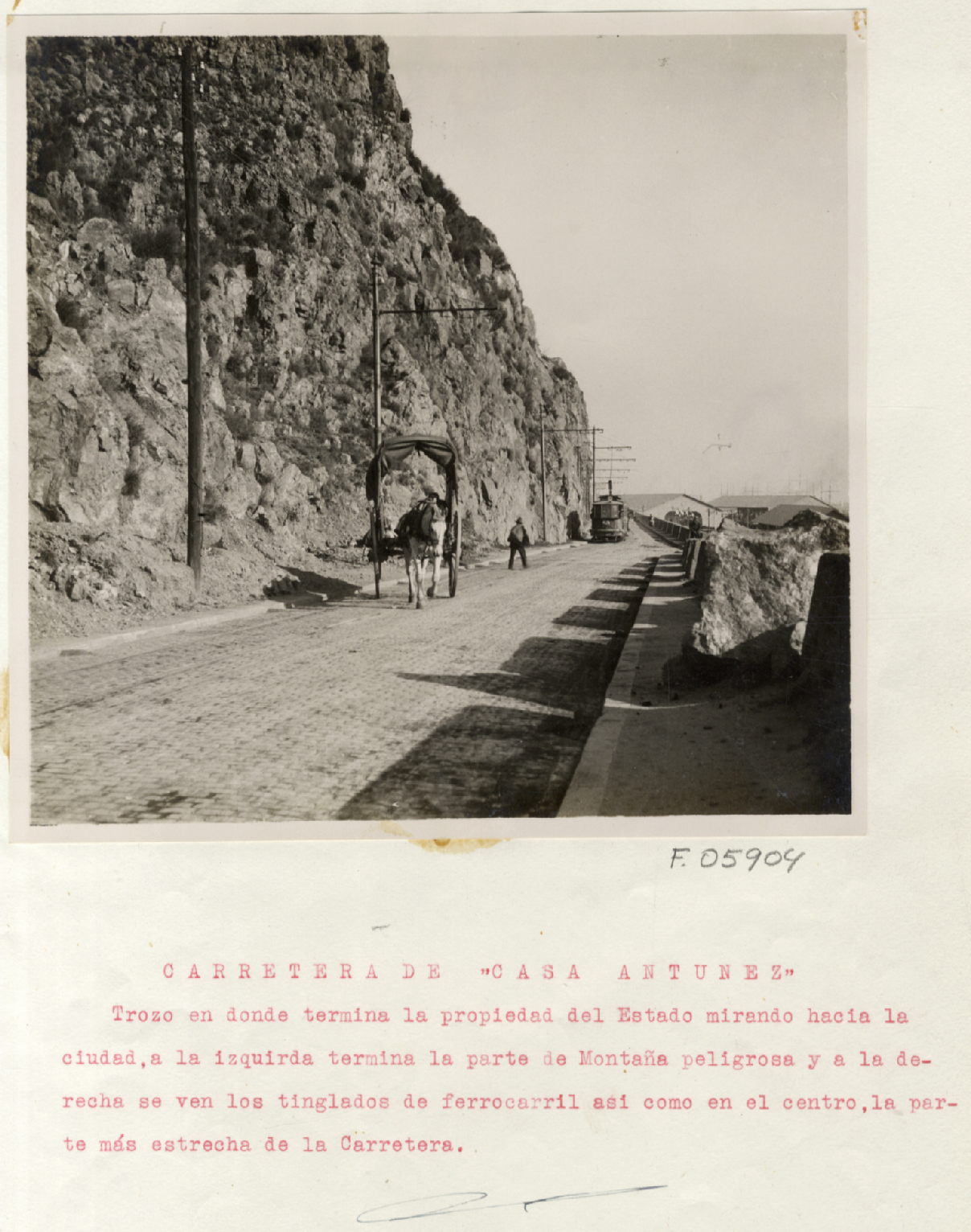 Carretera de Casa Antúnez con ferrocarril y carro, extracción de piedra de la montaña de Montjuich. 1900