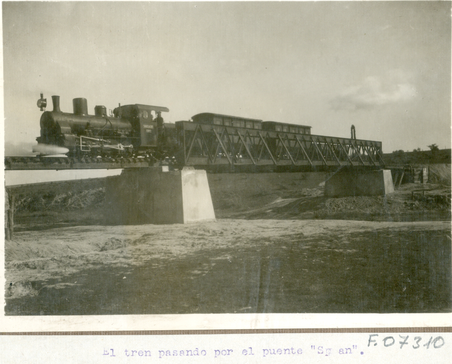 Tren pasando por el puente Span. Demostración experimental por el cuerpo de ingenieros con la presencia  Alfonso XIII. 1922-1923