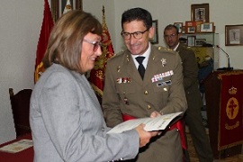 Amparo recibe el diploma de reconocimiento.