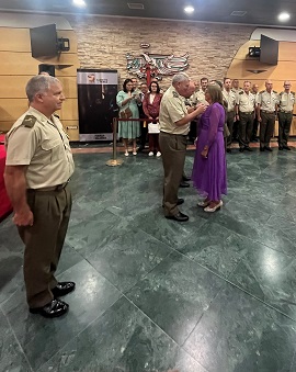 El Teniente General Jefe del MAPER impone condecoración a Amparo