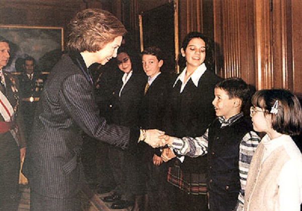 Su Majestad saluda a los huérfanos de menor edad en la Residencia Mª Cristina.  Palacio de la Zarzuela. Febrero 1995