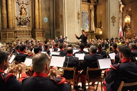 El Sargento Músico Castrejón dirigiendo la Unidad de Música