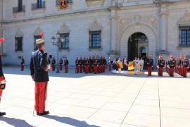 Soldados con la uniformidad de la época de Carlos III portan la enseña nacional