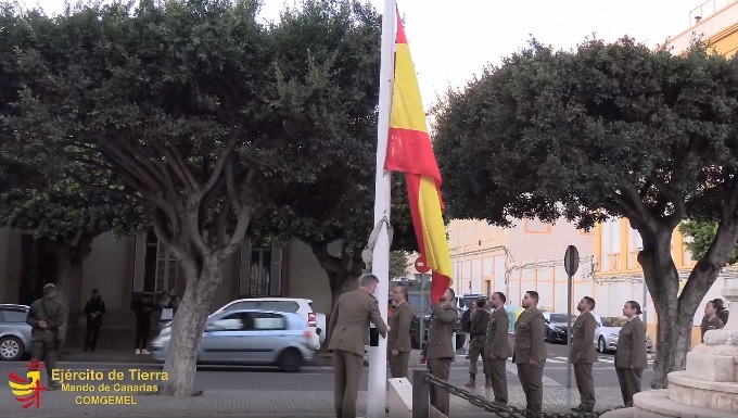 Arriado de Bandera por el Batallón de Cuartel General