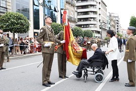 Coronel retirado renueva su juramento a la bandera.