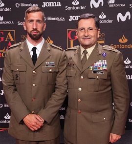 Soldado Arévalo y el JEME general de Ejército Enseñat y Brea.
