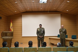 El Coronel Director dando la bienvenida a los capitanes (FOTO: Fuencisla de Julián/OFCOM)