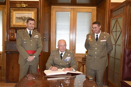 Firma en el Libro de Honor (FOTO: Fuencisla de Julián/OFCOM)