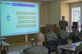 Oficiales y suboficiales en el curso (Foto:Ángel Sanz/ACART)