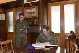 El GJ de la 4ª SUIGE firmando en el libro de honor (Foto:Ivan Moles)
