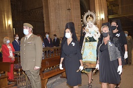Escoltando a la Virgen al altar (Foto:Nieves Martín)