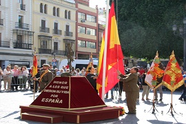 Izando la Bandera Nacional en la Plaza de S. Francisco