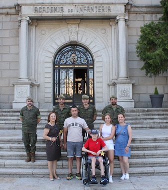 Alejandro y su familia, en la Academia de Infantería (Foto: Acinf)