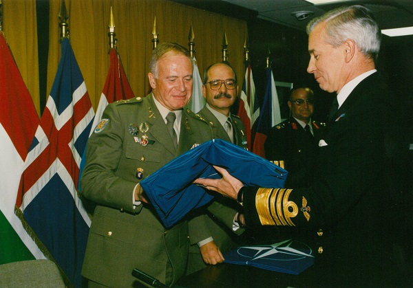 Teniente General Ortuño recoge la Bandera OTAN tras la firma del MOU