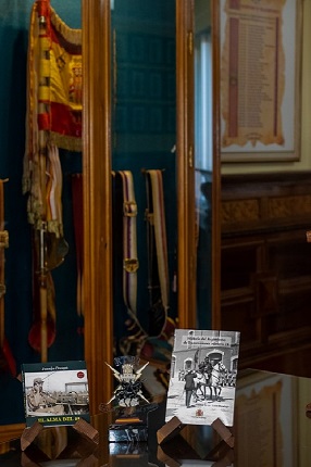 Libros expuestos en la Sala de Banderas del RT21