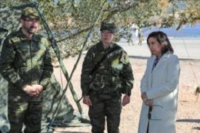 La ministra de Defensa conoce el Regimiento de Transmisiones 21 en su visita a la Base 