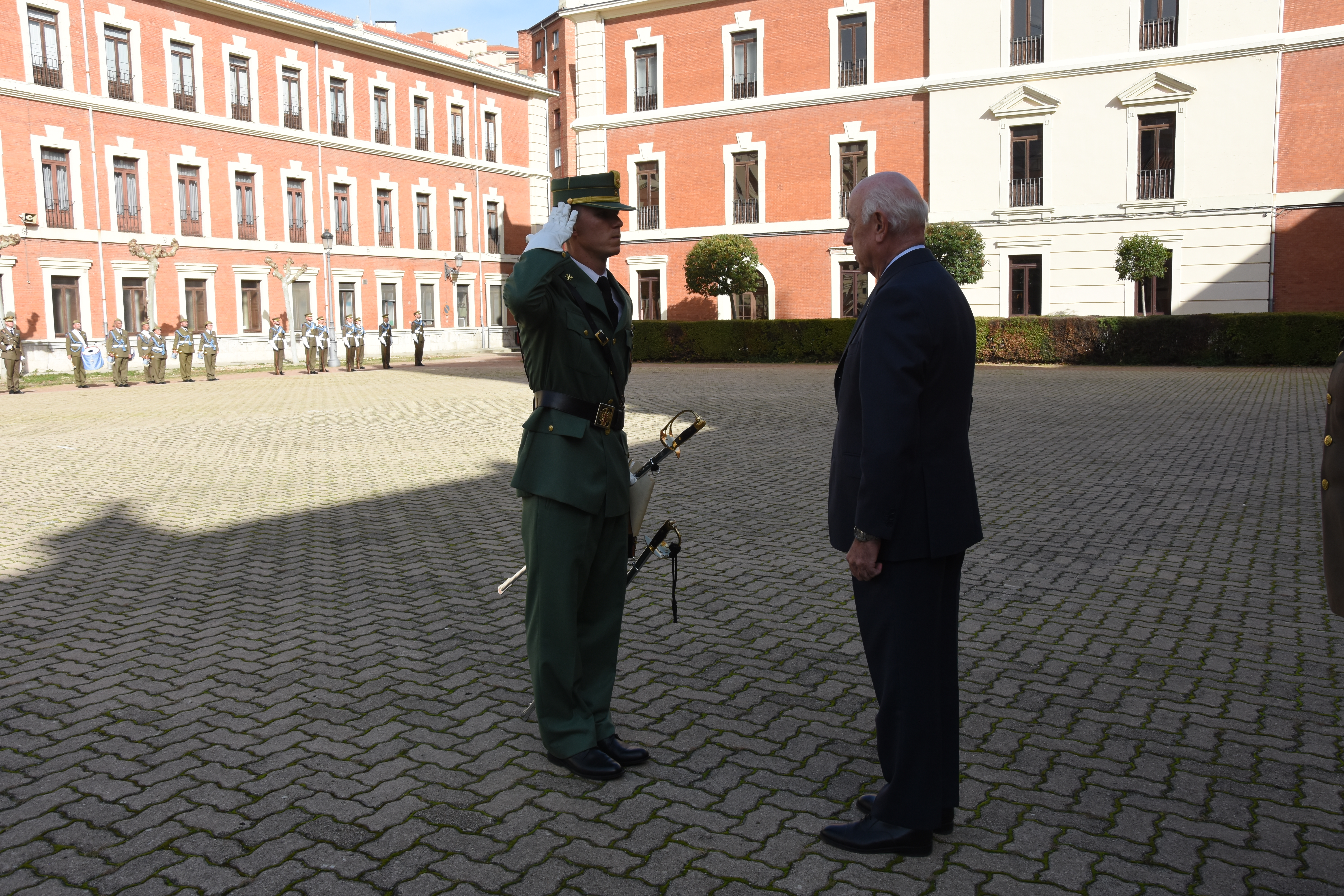 El Comendador Mayor de Calatrava entrega el sable al teniente Enrique Elicegui Bonill, número uno de la LXXIX promoción