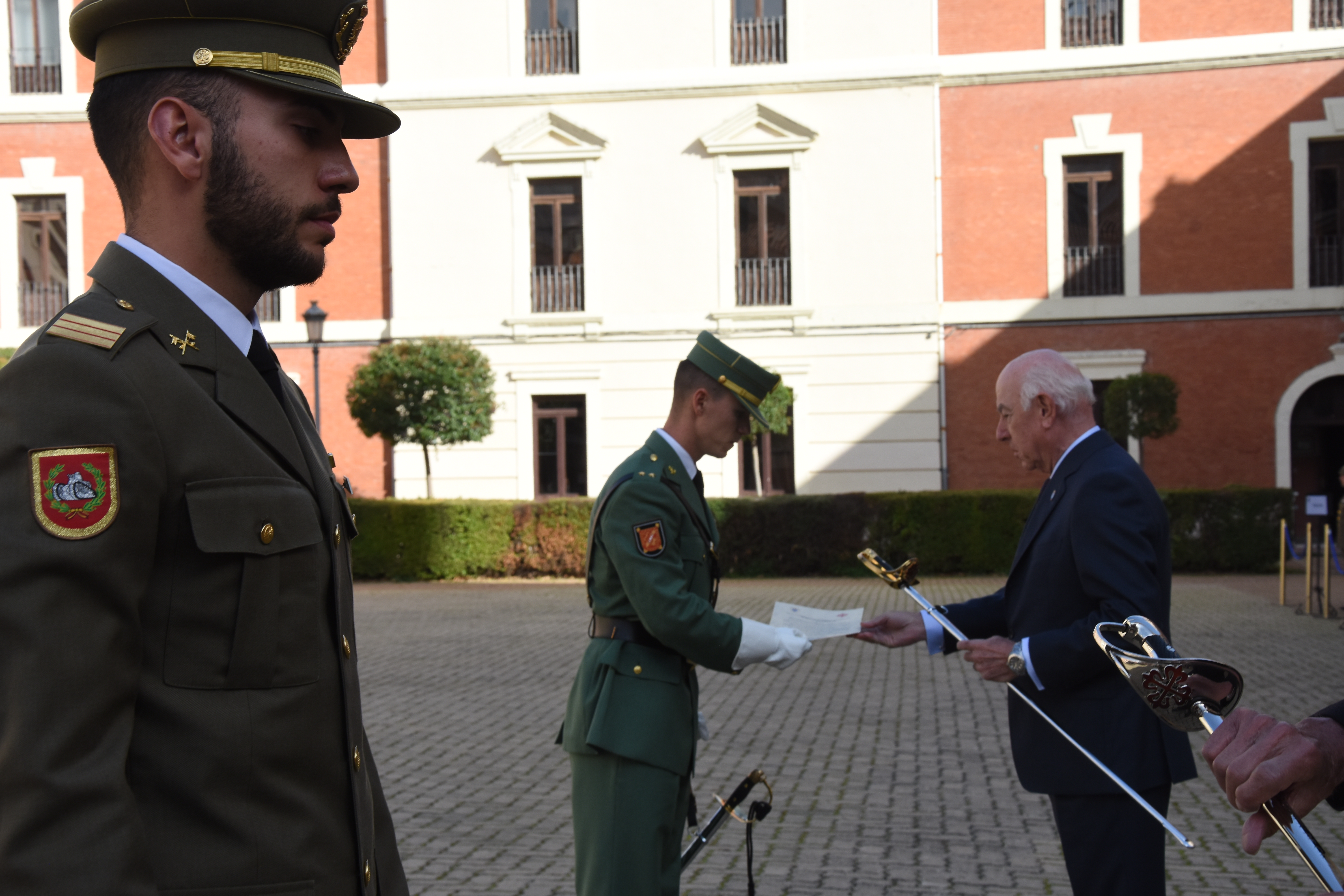El teniente Enrique Elicegui Bonill y el sargento Gustavo Domínguez Manso reciben los sables de la Orden de Calatrava
