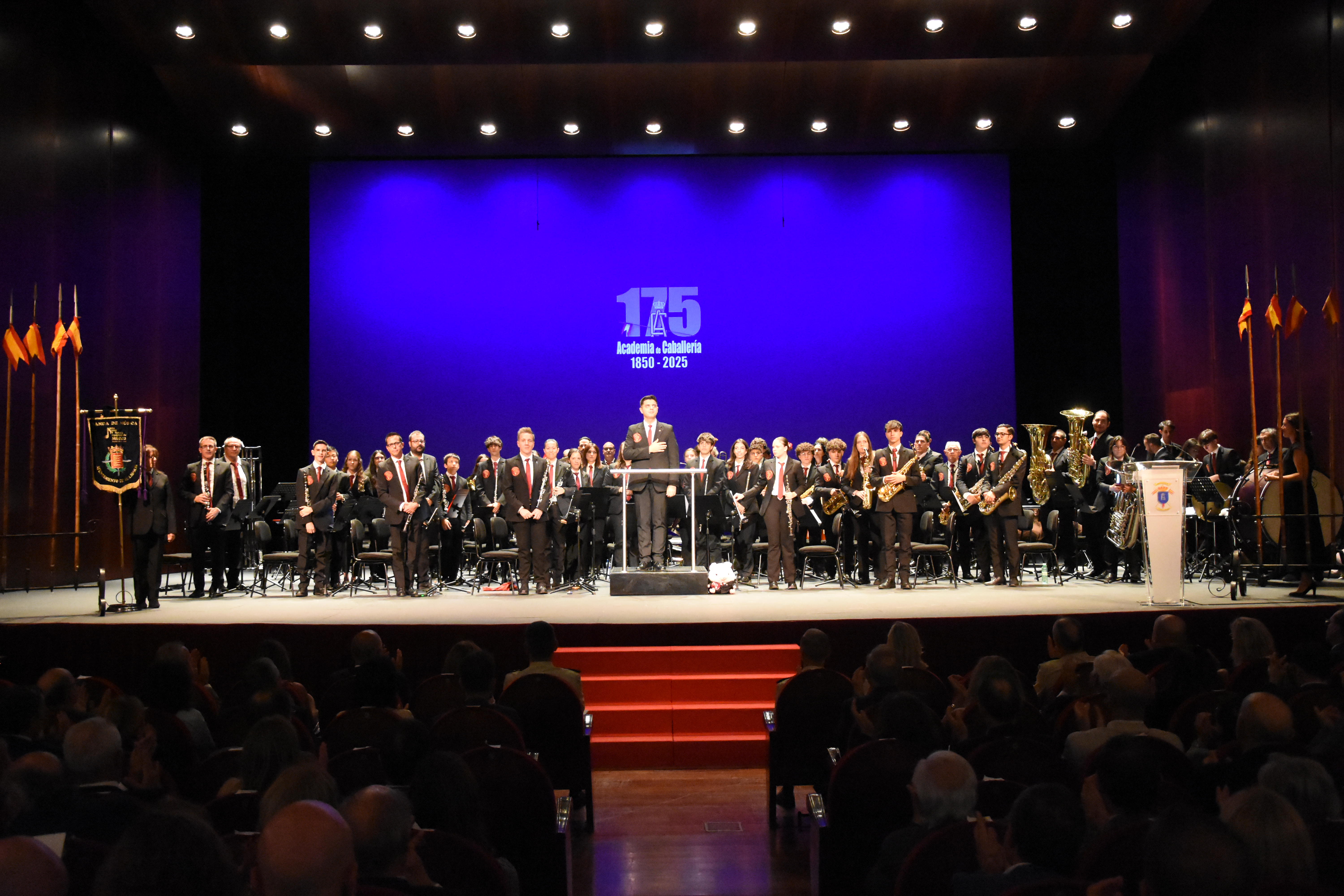 La Banda EMMVA saluda tras una de las piezas interpretadas